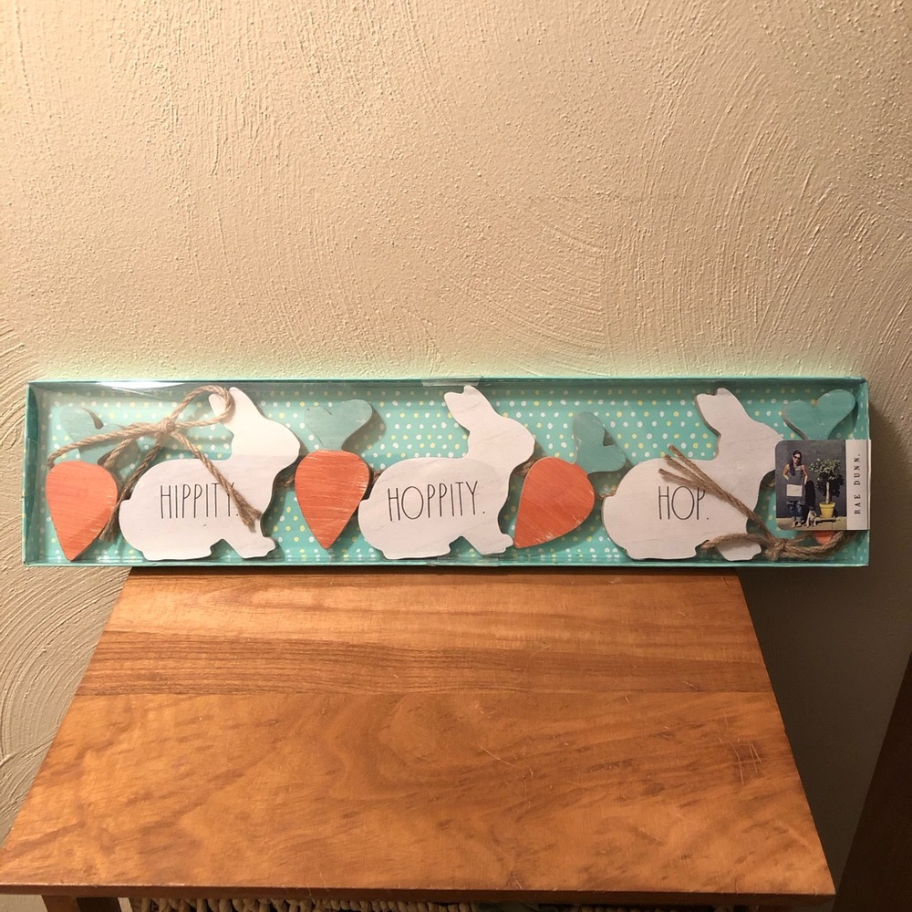 Rae Dunn Easter Wood “Hippity Hoppity” Garland NWT